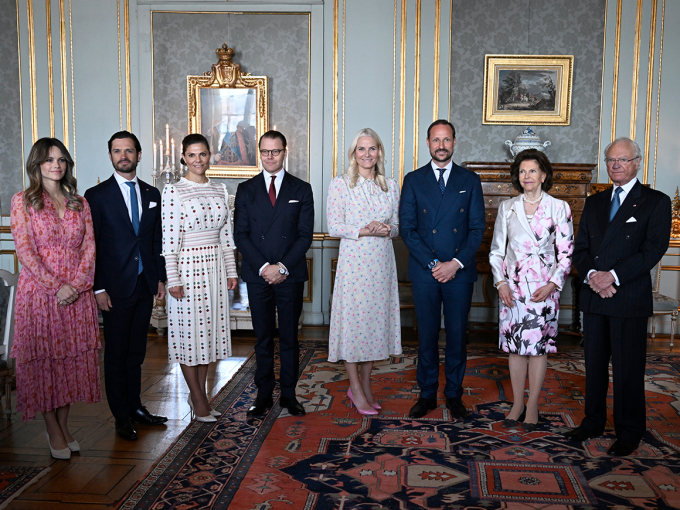 Gonagas Carl Gustaf, Dronnet Silvia, Ruvdnaprinseassa Victoria, Prinsa Daniel, Ruvdnaprinsa Haakon, Ruvdnaprinseassa Mette-Marit, Prinsa Carl Philip ja  Prinseassa Sofia serve buhkat beaiveborramušdoaluide Stockholmma šloahtas. Govven: Pontus Lundahl / TT / NTB