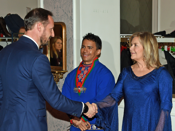 Kronprins Haakon hilser på Elisabeth «Bettan» Andreassen og Jon Henrik Fjällgren som begge fremførte sanger under Foreningen Nordens jubileumsgalla. Foto: Sven Gj, Gjeruldsen, Det kongelige hoff