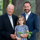 Kong Harald, Kronprins Haakon og Prinsesse Ingrid Alexandra, 28. august 2009. Handoutbilde fra Det kongelige hoff. Bildet er kun til redaksjonell bruk - ikke for salg. Foto: Morten Brun, Det kongelige hoff.