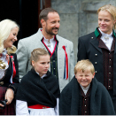 Kronprinsfamilien hilser barnetoget i Asker på Skaugum. Foto: Jon Olav Nesvold / NTB scanpix.