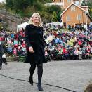 Ruvdnaprinseassa Mette-Marit jo&#273;us Amfiet sárdnestullui Sogndalstrandas (Govva: Bjørn Sigurdsøn, Scanpix)