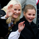 Kronprinsfamilien hilser barnetoget i Asker på Skaugum. Foto: Jon Olav Nesvold / NTB scanpix.