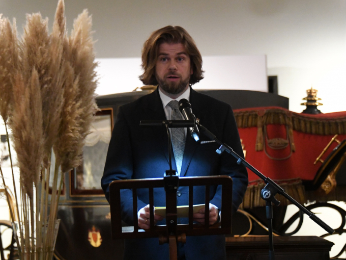 Sjef for De kongelige samlinger, Sigurd Sverdrup Sandmo innleder om utstillingen. Foto: Sven Gj. Gjeruldsen, Det kongelige hoff