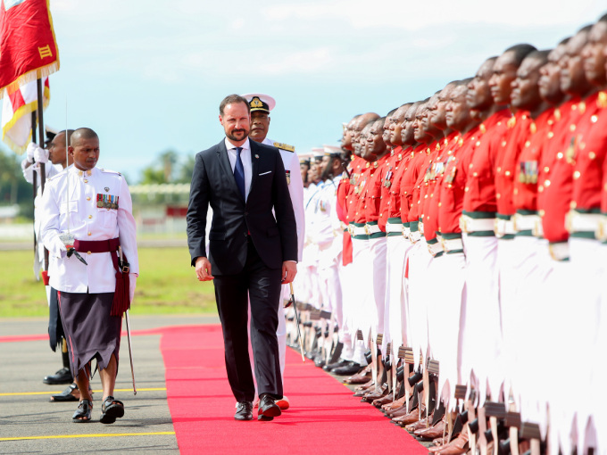 Ruvdnaprinsa Haakon inspisere gudnikompaniija, ovttas suodjalushoavddain Viliame Naupoto. Govva: Karen Setten / NTB scanpix