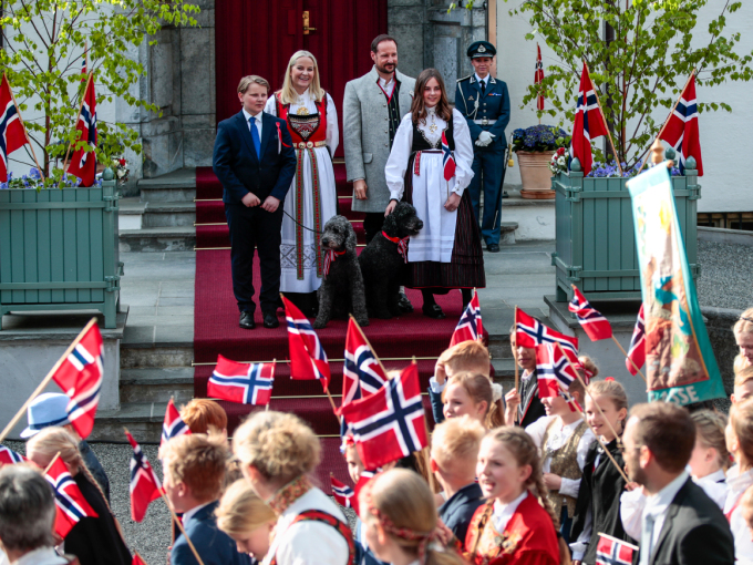 Hver 17. mai hilser Kronprinsfamilien barnetoget i Asker utenfor Skaugum. Foto: Lise Åserud / NTB scanpix