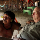 Kong Harald i samtale med landsbyens leder, Daví Kopenawa. Ved hjelp av tolk utvekslet de to erfaringer og historier om sine kulturer. Publisert 04.05 2013. Handoutbilde fra Det kongelige hoff. Bildet er kun til redaksjonell bruk - ikke for salg. Foto: Rainforest Foundation Norway / ISA Brazil.