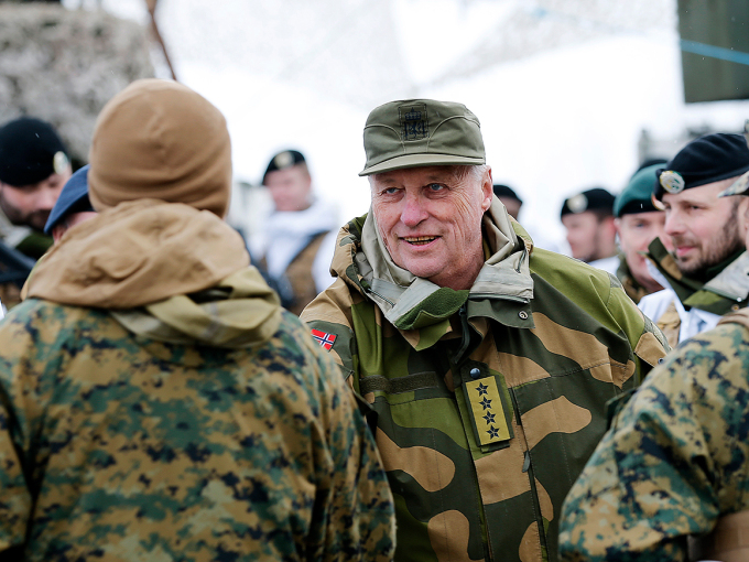 Kong Harald besøker militærøvelsen 