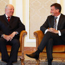 Gonagas Harald &#269;oahkkimis &#138;lovenia stáhtaministariin Borut Pahor (Govva: Lise Åserud / Scanpix)