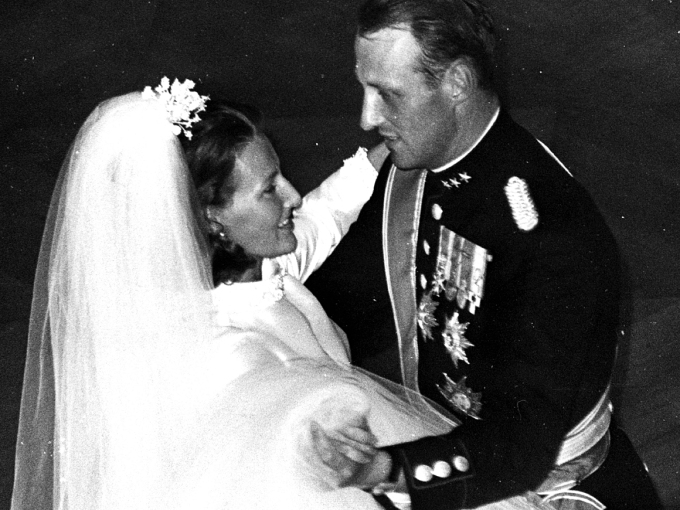 Kronprins Harald og Kronprinsesse Sonja danser bryllupsvals i Slottets store festsal. Foto: NTB arkiv / Scanpix