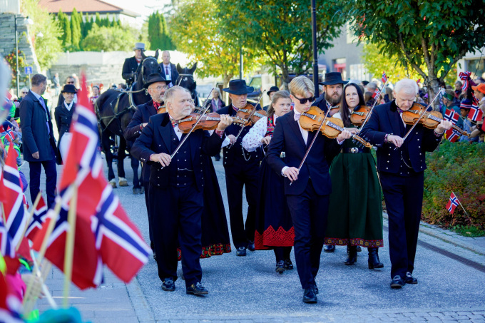 Felespillere i front av vognen gjennom Ål sentrum. Foto: Ole Berg-Rusten / NTB
