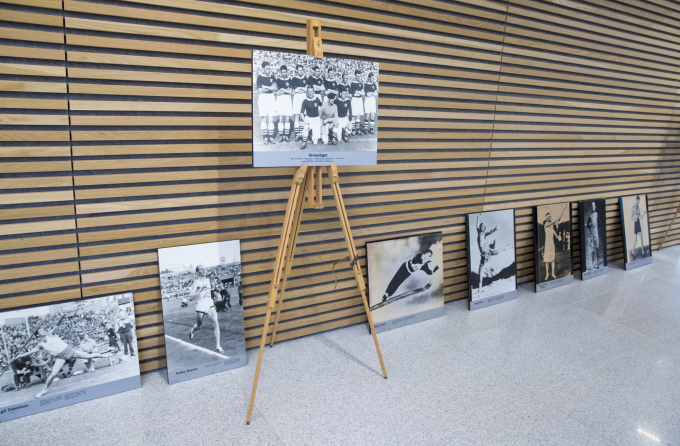 Alle bileta forlèt no det fysiske galleriet på Lillehammer for å bli tilgjengelege i eit ope, digitalt galleri. Dei vart viste fram hos Det Norske Veritas i Bærum. Foto: Terje Pedersen / NTB Scanpix.