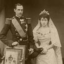 Danmárkku Prinsa Carl ja Stuora- Brittannia Prinseassa Maud &#150; geat ma&#331;&#331;il &#154;attaiga Gonagas Haakon ja Dronnet Maud &#150; náitaleaba Buckingham Palaces skábmamánu 22. beaivvi 1896 (Govva: Gunn & Stuart, London, Gonagasla&#154; hoava vuorkágovva)