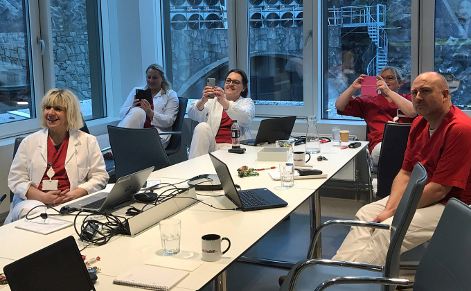 Ansatte ved Mottaksklinikken ved Haukeland universitetssykehus deltar i møtet via video. Foto: Anne Taule, Haukeland universitetssykehus