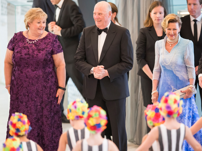 Ávvudeaddjit  bođiiga Operai diibmu 19.00, gos stáhtaministtar Erna Solberg vuostáiválddii. Govva: Heiko Junge / NTB scanpix