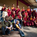 Kronprinsfamilien ved Passingdang kloster i Dzongu (Sikkim) sammen med munkene og verten for Mayal Lyang homestay, Gyatso Tongden Lepcha. Publisert 21.01. 2011 som handoutbilde fra Det kongelige hoff. Bildet er kun til redaksjonell bruk - ikke for salg. Foto: Kristi Marie Skrede, NRK / Det kongelige hoff. Størrelse: 3756 x 2630 px og 2,52 Mb.
