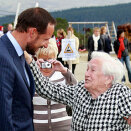 Ruvdnaprinsa Haakon dearvvaha 86 år jahkása&#154; Marit Dahlen Folldal ruvkebáikkis guossástallama oktavuo&#273;as (Govva: Lise Åserud / Scanpix)