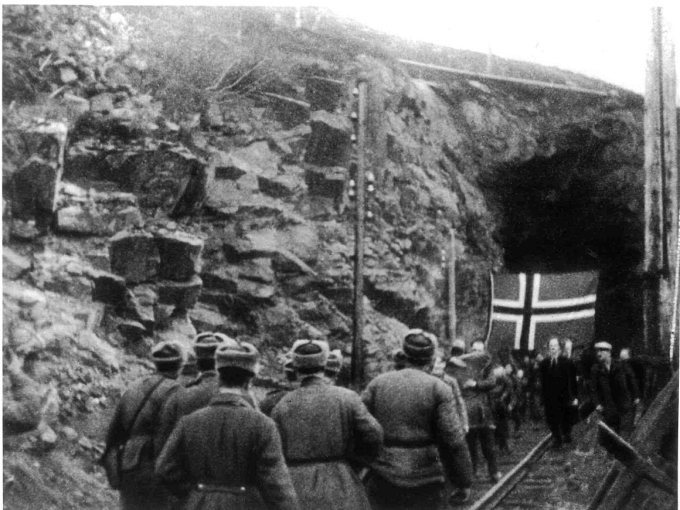 Golggotmánu 25. beaivvi 1944 besse 3 500 olbmo, geat ledje Bjørnevatn ruvkkiide, boahtit olggos doppe ja sávvat Rukses soahteveaga friddjandahkki soalddáhiidda buresboahtima. Govva: NTB scanpix - Arkiv