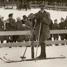 Gonagas Haakon Holmenkollenis 1922-23 (Govva: Sport & General, Press Agency, London / Gonagasla&#154; hoava vuorkágovva)