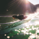 Kronprinsfamilien surfer i Hoddevik. Handoutbilde fra Det kongelige hoff publisert 07.10.2017. Bildet er kun til redaksjonell bruk - ikke for salg. Foto: Fjordlapse Photography, Det kongelige hoff.