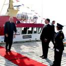 Gonagas Harald ja Dronnnet Sonja boahtiba Lurøyai gádjunfatnasiin Harald V (Govva: Knut Falch, Scanpix)