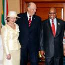 Ma&#331;&#331;el buresboahtinseremoniija beasaiga Gonagas Harald ja Dronnet Sonja deaivvadit ja ságastallat Presideanttain Jacob Zuma ja su roavváin Zuma (Govven: Lise Åserud, Scanpix)