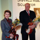 Kongeparet fikk en omvisning i utstillingen viet skulptøren Sigbjørn Asbjørnsen (1867-1954) på Vesterheim Norwegian-American Museum (Foto: Lise Åserud / Scanpix)