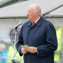 Gonagas Harald doallá sártni álbmotfeasttas Ávanuoris. Govva: Terje Bendiksby / NTB Scanpix