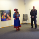 Ingvild Pettersen muitala Gonagassii ja Dronnegii Várjjat sámi musea čájáhusa birra. Govva: Terje Bendiksby / NTB Scanpix