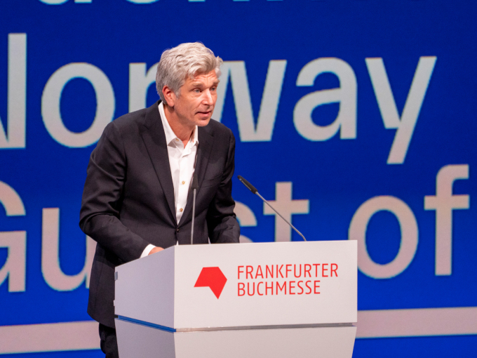 Karl Ove Knausgård lávddis Frankfurt internašuvnnalaš girjemeassuid rahpamis. Govva: Heiko Junge / NTB scanpix