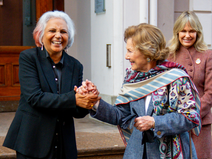 Dronning Sonja og MiRA-senterets grunnlegger og tidligere leder, Fakhra Salimi. Foto: Liv Anette Luane, Det kongelige hoff