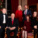 Den 19. desember var det julefotografering på Slottet. Kongeparet, Kronprinsparet, Prinsesse Ingrid Alexandra og Prins Sverre Magnus var samlet om juletreet i Røde salong. Foto: Lise Åserud, NTB scanpix