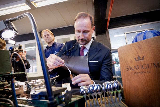 Kronprinsen fikk prøve seg i produksjonen hos bestikkfabrikken. Foto: Ole Berg-Rusten / NTB