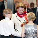Kongeparet blir møtt av blomsterbarna Hannah Keach (10), som har blitt behandlet for leukemi, og Will Canan (13), som behandles for hjernesvulst, under besøket til Mayo Clinic Rochester (Foto: Lise Åserud / Scanpix)
