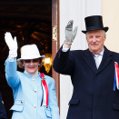 Kongefamilien hilser barnetoget i Oslo fra Slottsbalkongen. Foto: Heiko Junge / NTB scanpix.