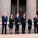 25.07:  Rá&#273;&#273;ehus lea bivdán minuvtta jaskesbottu miehtá riikka diibmu 12:00. Olge&#154;bealde stáhtaministtar Jens Stoltenberg, Gonagas Harald, Dronnet Sonja, Ruvdnaprinsa Haakon, Stuoradiggepresideanta Dag Terje Andersen, Ingrid Schulerud, alimusriektesjustitiarius Tore Schei, ja AUF-jo&#273;iheaddji Eskil Pedersen Universitetehta aulas (Govva: Berit Roald / Scanpix)