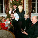 Kongefamilien samlet til julefotografering på Slottet (Foto: Bjørn Sigurdsøn / Scanpix)