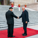 Presideanta Xi Jinping ja Kina vuosttašroavvá, Peng Liyuan sávaiga Gonagasbárrii buresboahtima.
