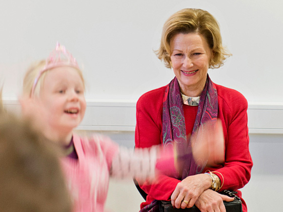 Fram til 2023 overrakte Dronning Sonja selv skoleprisen under et besøk til vinnerskolen. Her på Fagerlund skole som mottok Dronning Sonjas Skolepris i 2012. I 2023 overtok Kronprins Haakon dette engasjementet. Foto: Fredrik Varfjell / NTB scanpix