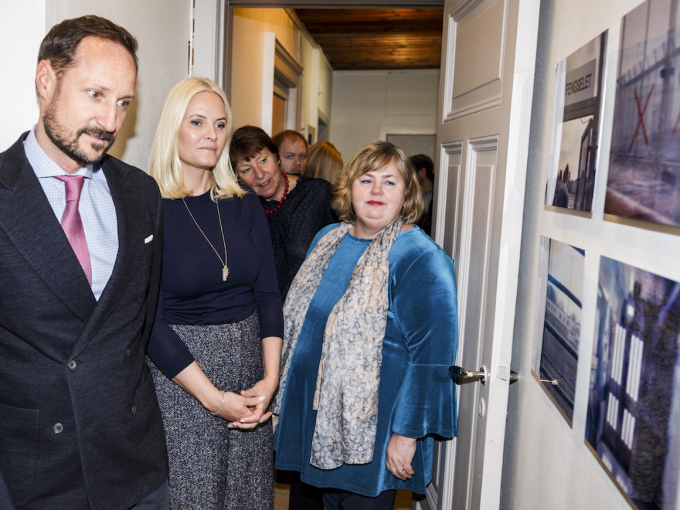 Kronprinsparet fikk med seg en fotoutstilling som sto i lokalene til foreningen. Foto: Fredrik Hagen / NTB scanpix