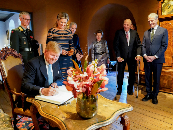 Gonagas Willem-Alexander ja eará gonagaslaš guossit vuolláičálle Akershusa guossegirjji. Govva: Patrick van Katwijk, NTB