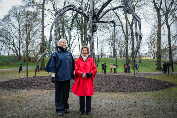 Dronningen og Kronprinsessen foran Louise Bourgeois' skulptur Maman i Slottsparken. Foto: Beate Dahle Oma / NTB