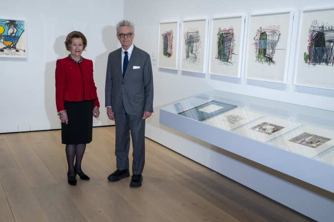 Dronningen fikk en omvisning i utstillingen sammen med den amerikanske kunstneren Carroll Dunham. Foto: Terje Pedersen / NTB