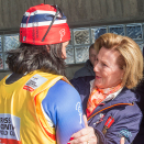 Marit Bjørgen gratuleres av Kongeparet etter seier på damenes 30-kilometer. Foto: Terje Bendiksby / NTB scanpix