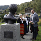 Ruvdnaprinsa Haakon váccašeamen giettis, oahpisteaddjin leaba Unn Bostad ja Kari Hølmo Holen. Govva: Tom Hansen, Hansenfoto.no