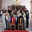 Gonagas Harald ja Dronnet Sonja Røst girkus. Røst lávlunjoavku lávlu Ola Bremnes "Har du fyr". Govva: Berit Roald / NTB Scanpix