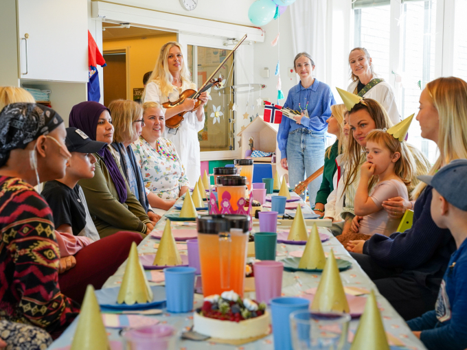 Musikkterapeutane Sofie Mortvedt, Silje Måseide og Stine Camilla Blichfeldt Ærø fekk alle med på “Hurra for deg”, før kake og is vart servert. Foto: Liv Anette Luane, Det kongelege hoffet