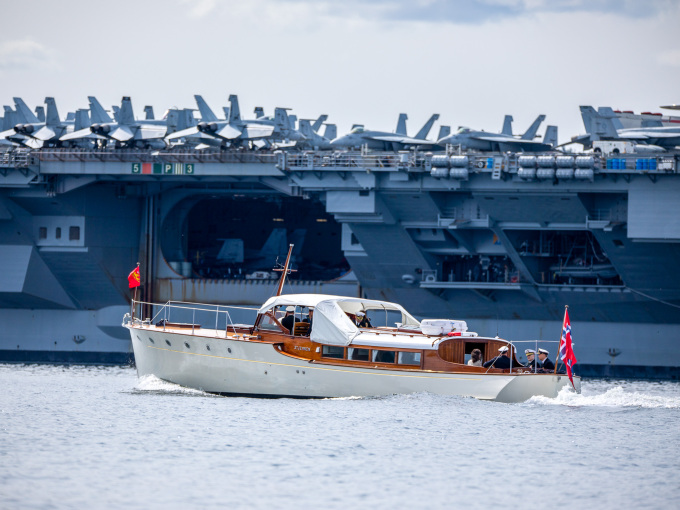 Kronprinsen gikk om bord i hangarskipet fra Kongebåten “Stjernen”. Foto: Felix Lerfald Golden / Forsvaret