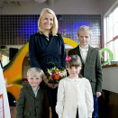 22. april: Kronprinsessen besøker Rampelysfestivalen - nordens største festival for barne- og ungdomsteater - sammen med sine egne barn (Foto: Kyrre Lien, Scanpix)