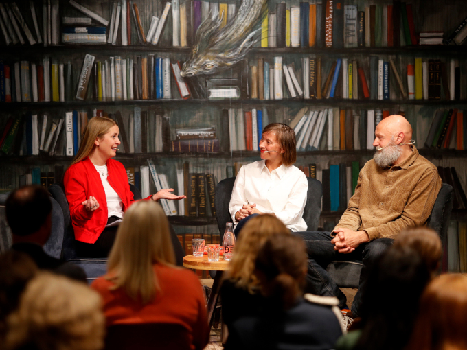 Silje Nordnes i samtale med Erlend Loe og Janne Stigen Drangsholt om humor i litteraturen. Foto: Marius Gulliksrud, Stella Pictures