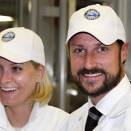 Ruvdnaprinsa Haakon ja Ruvdnaprinseassa Mette-Marit fitnamin Telemark kildevann fabrihkas Fyresdálas (Govva: Knut Falch, Scanpix)